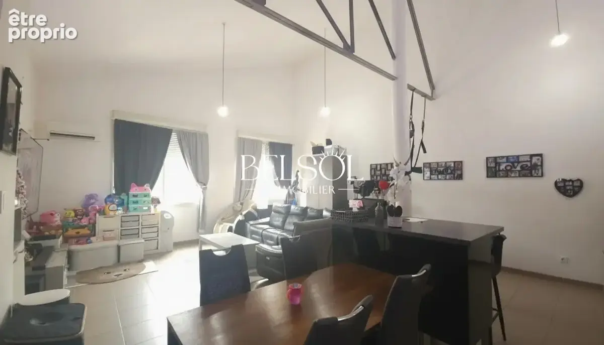 grande espace de vie avec coin cuisine, salon et salle à manger - Appartement à PERPIGNAN