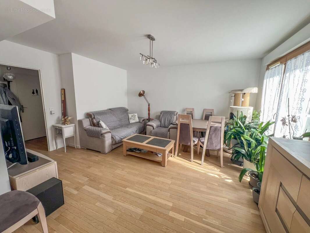 Appartement à LE MESNIL-SAINT-DENIS