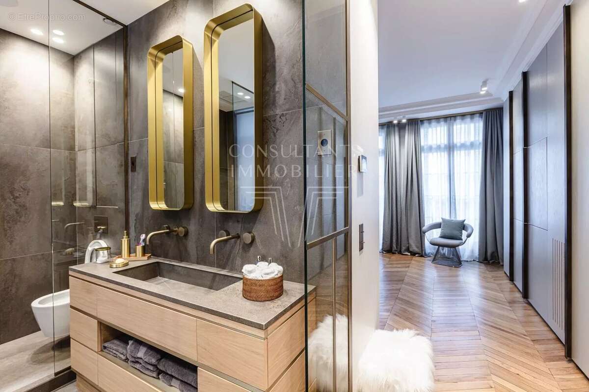 Appartement à PARIS-17E