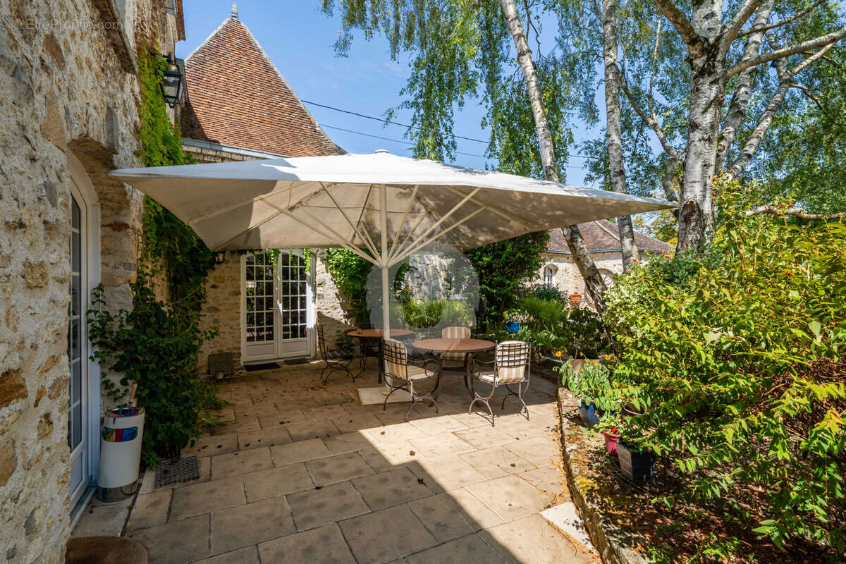 Ensemble immobilier de charme avec maison de 310 m2 et dépendances - photo 5