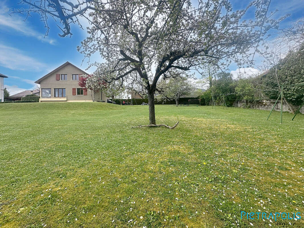 Terrain à DIVONNE-LES-BAINS
