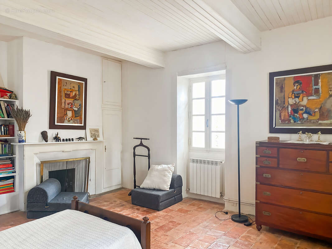 À Vendre – Maison de village en pierre (6 pièces) de 227 m² à Bazian (Gers) avec cour et jardinet - photo 18