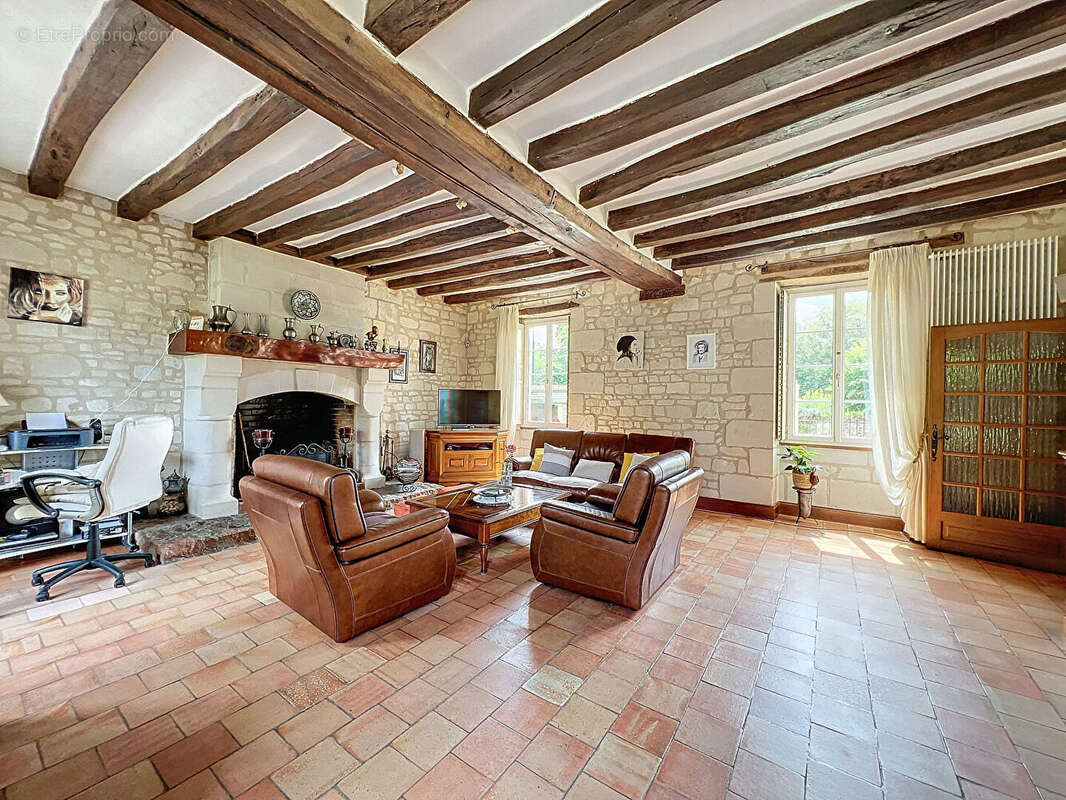Maison à AMBILLOU-CHATEAU
