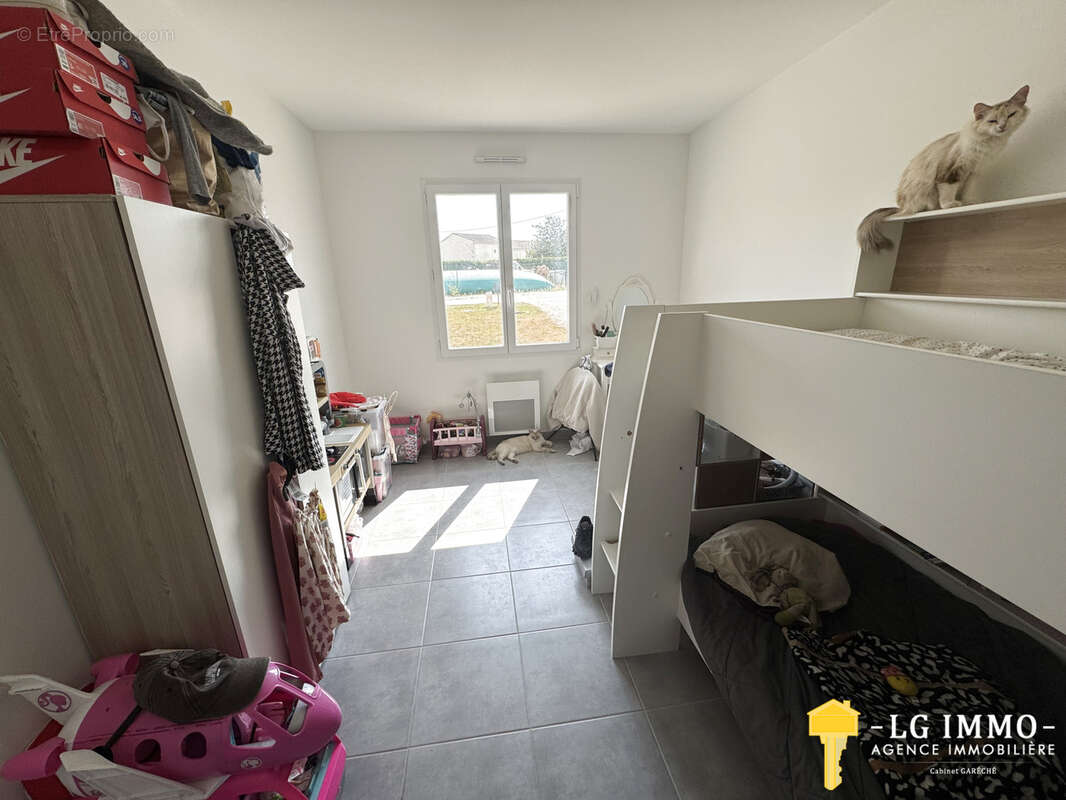 Maison récente de plain-pied au milieu de son jardin avec garage - photo 12