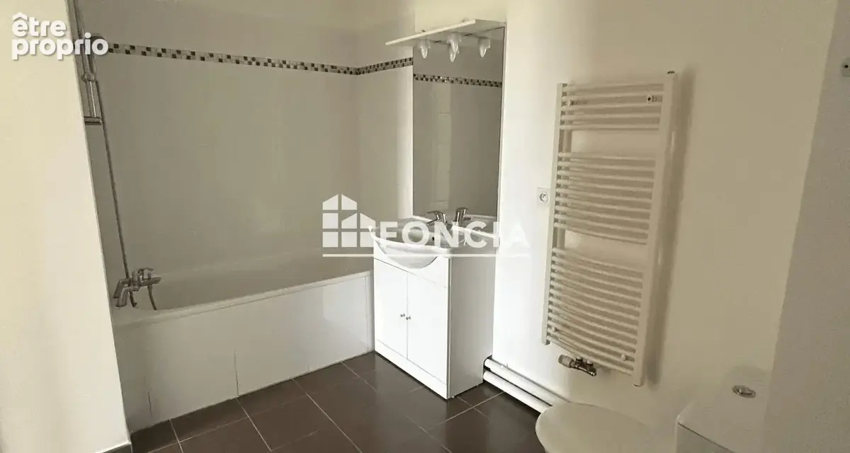Découvre cet agréable T2, situé au 3e étage avec ascenseur, offrant une vue dégagée et un cadre pratique - photo 5