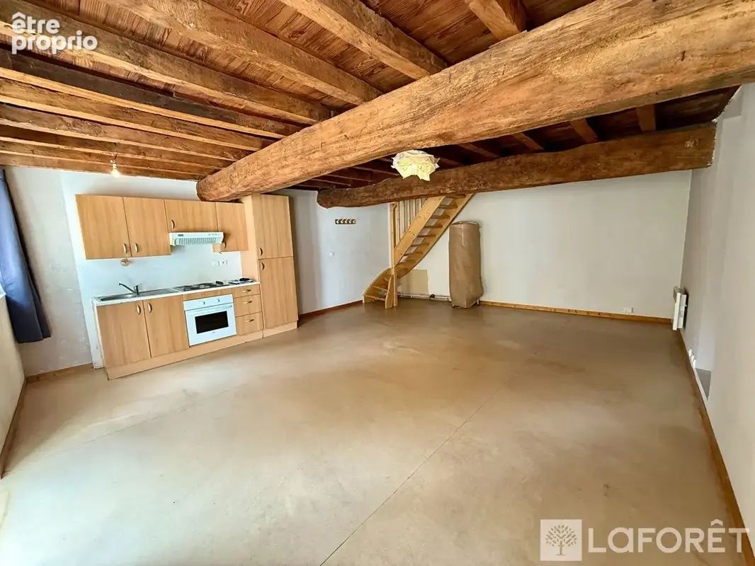 Appartement T3 en duplex avec cour et parking - photo 2