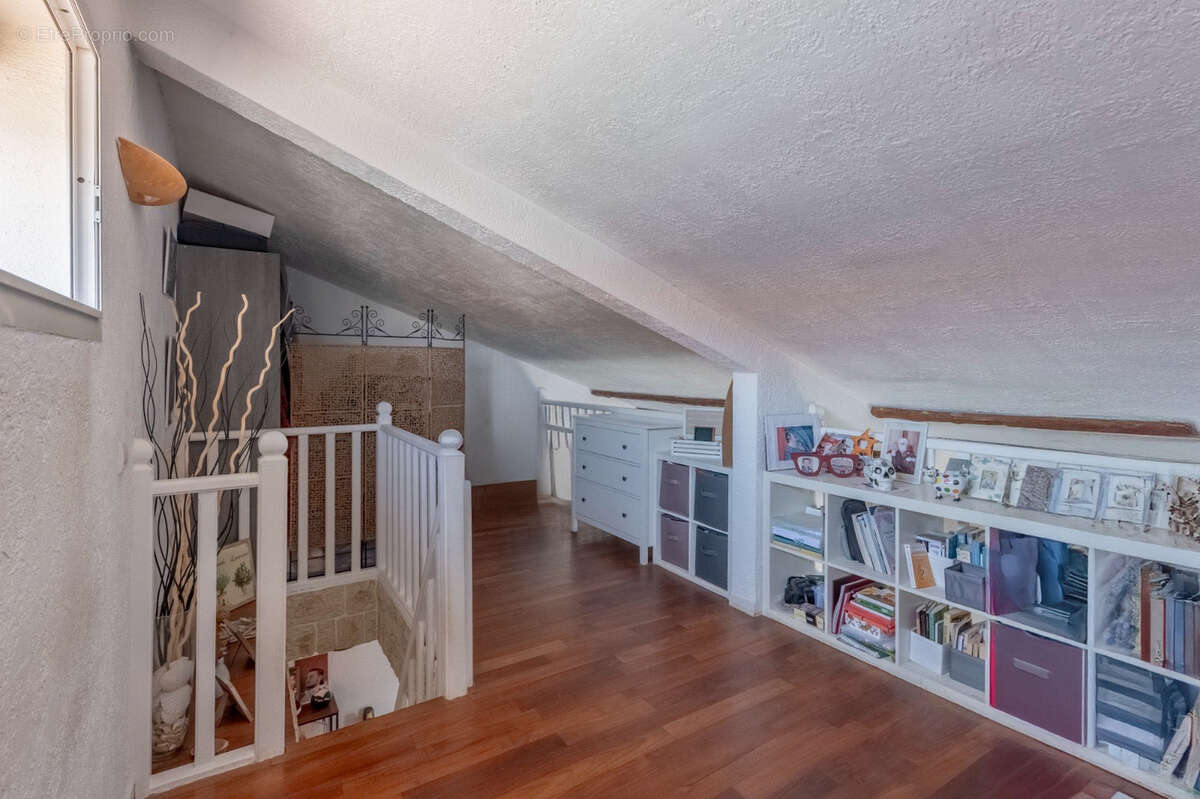 Bel appartement type 4 en DUPLEX - idéalement situé - au dernier étage - photo 5