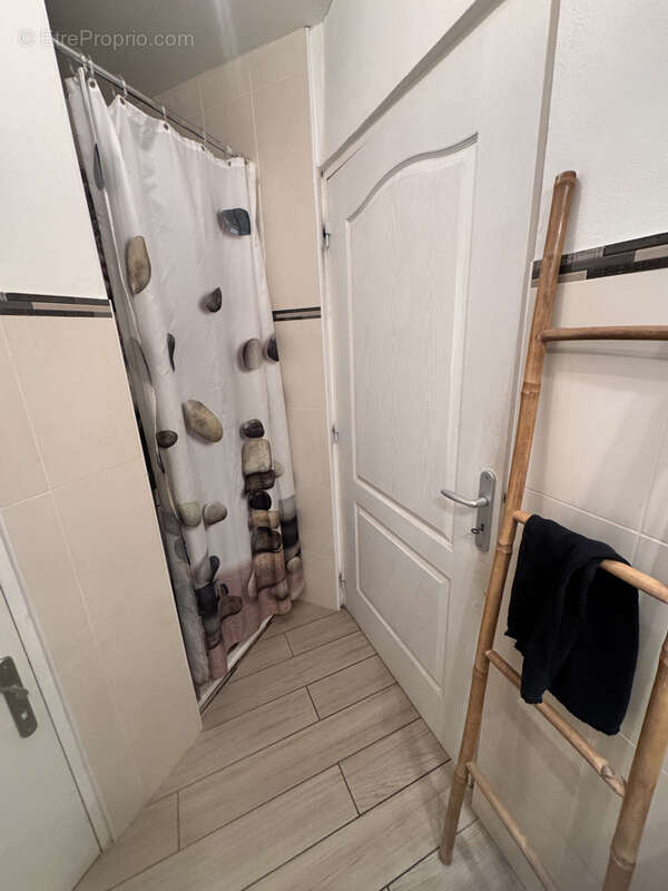 Commerce à L&#039;ESCARENE