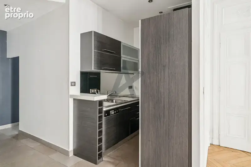 Lyon 6 - Place Maréchal Lyautey: Un appartement T2 entièrement rénové de 49m2 avec balcon et vue. - photo 6