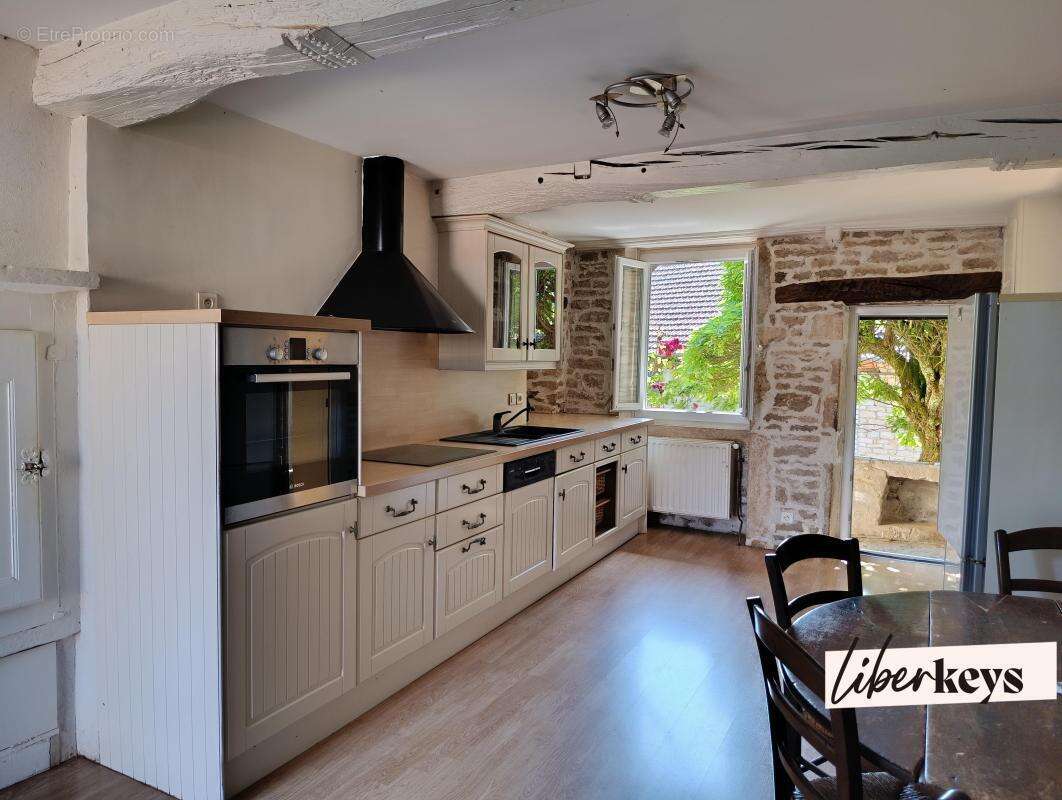Maison en pierre -124 m² habitables - cour - terrasse - caves - 2/3 chambres - campagne - photo 6