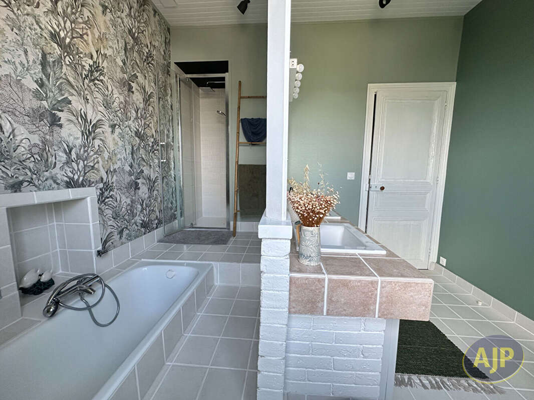 Maison à SAINT-ETIENNE-DE-MONTLUC