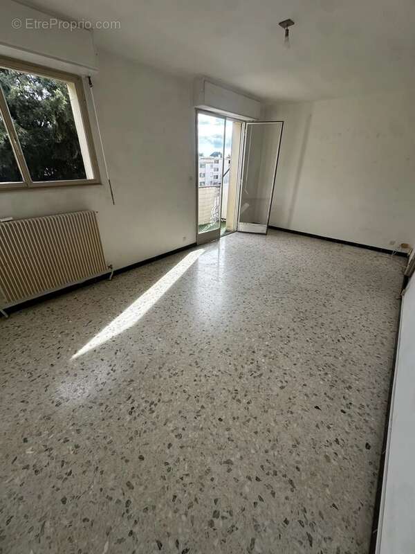 Dernier étage, avec balcon vue degagée, une cave et parking. - photo 3
