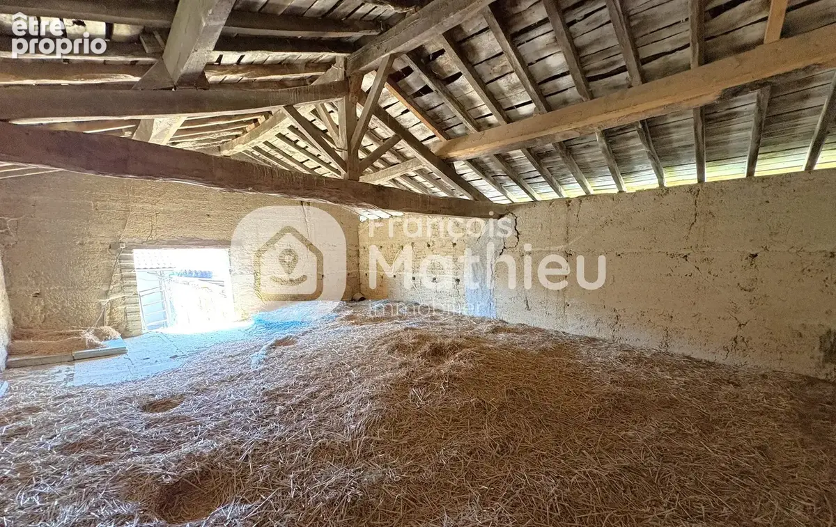 Châtillon-sur-Chalaronne - Maison avec dépendances à rénover sur 1 379 m2 de terrain - photo 12