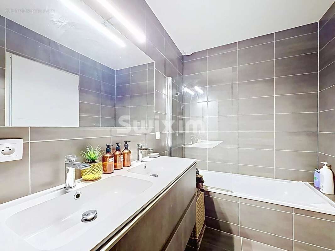 Propriété moderne avec piscine près de la frontière - photo 8