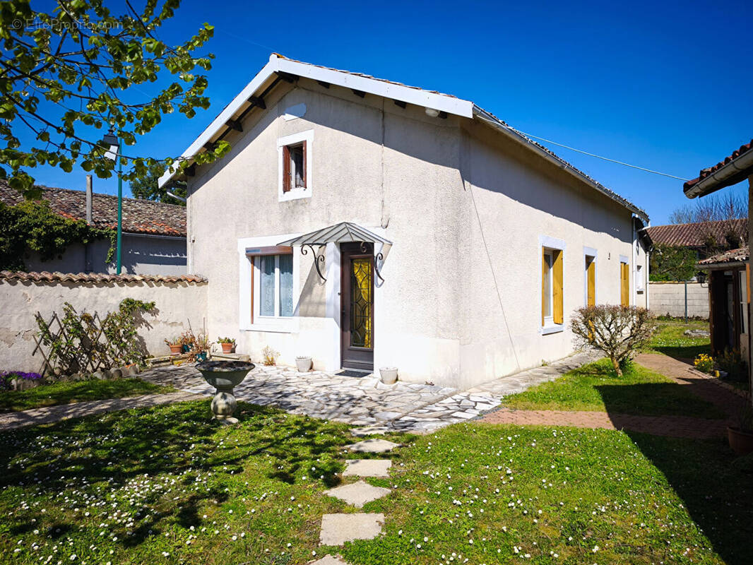Maison à CHAMPAGNE-LE-SEC