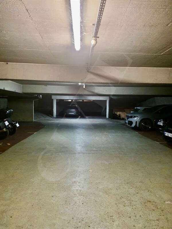 Parking à PARIS-16E