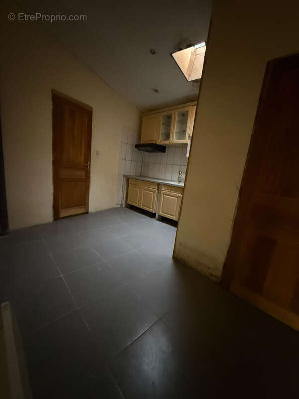 Garage de 45m2 avec kitchenette , et espace sanitaire , proche centre- ville - photo 5