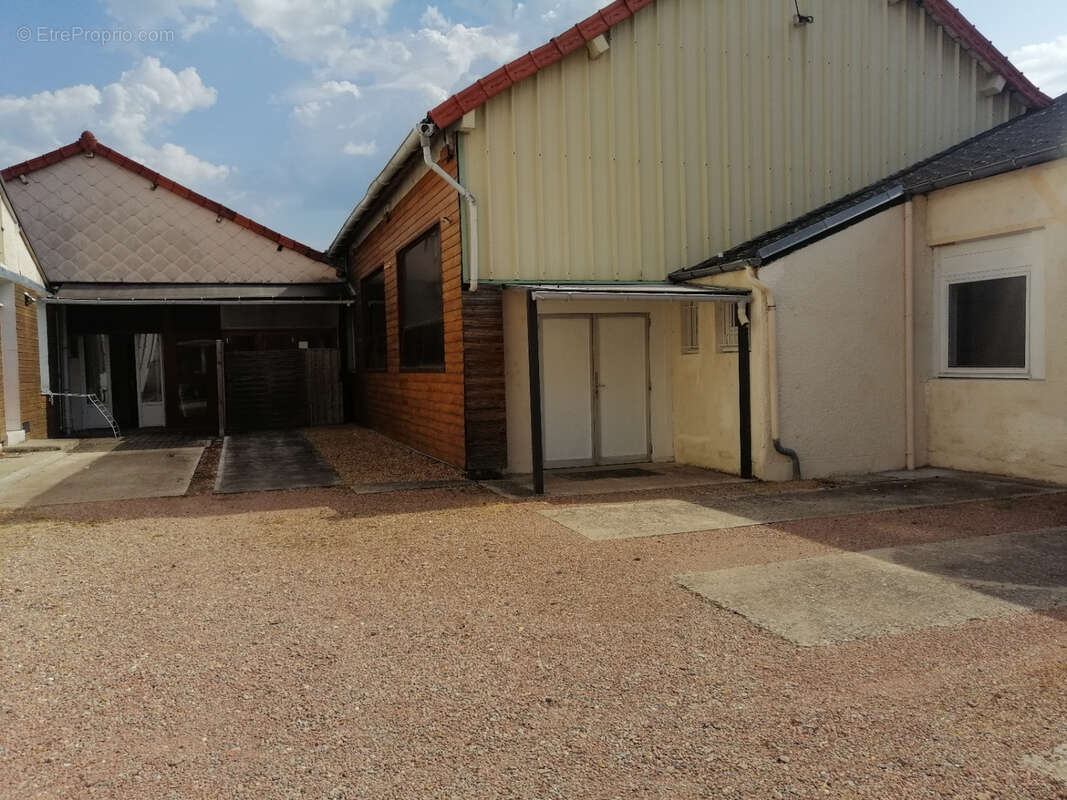 Nevers centre murs  local 900 m2 libre - photo 3