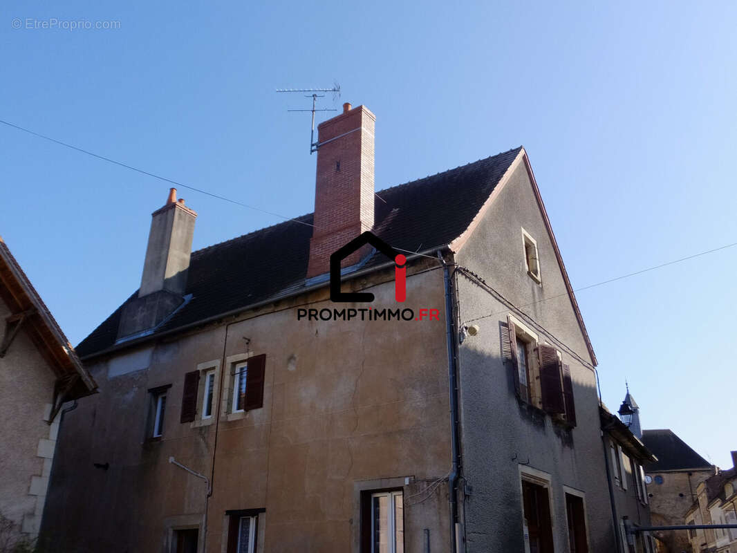 Maison à AINAY-LE-CHATEAU