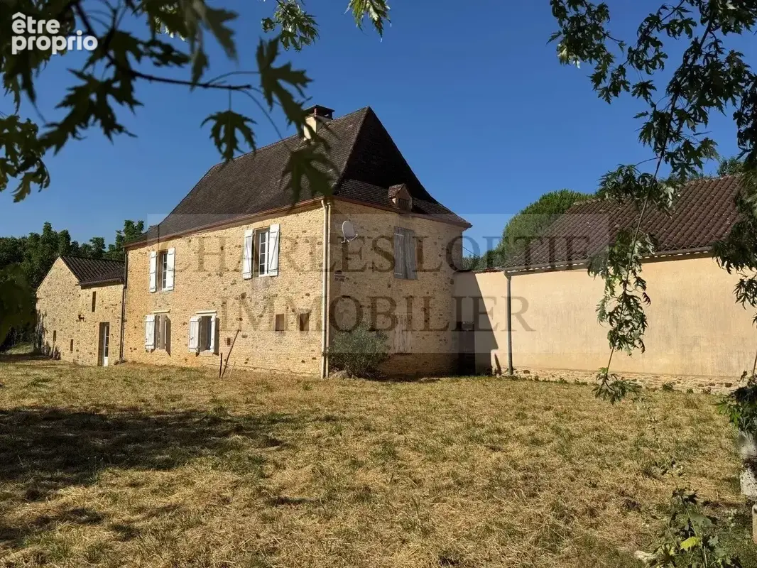 Belle propriété de caractère en pierre avec dépendances et gîte indépendant, 2.8 ha de terrain - photo 2