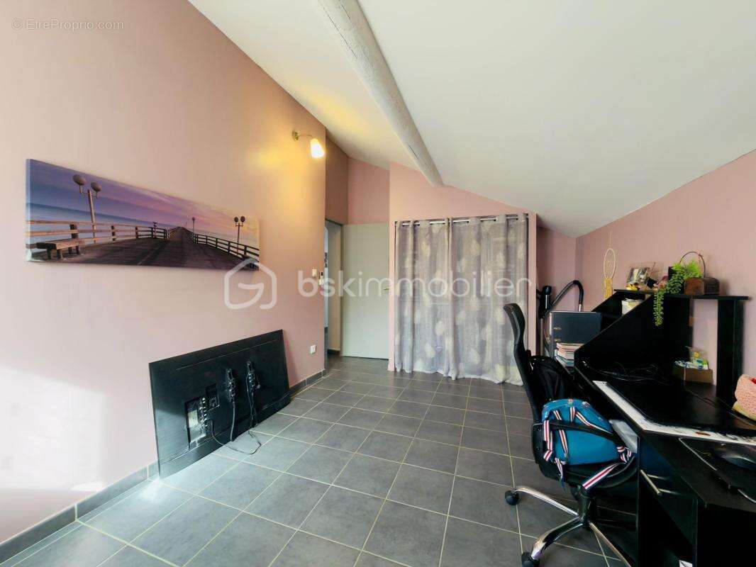 SORGUES – Maison familiale de 150 m² – Autonomie en eau et en électricité – Piscine, spa, suite parentale et fort potentiel d'év - photo 9