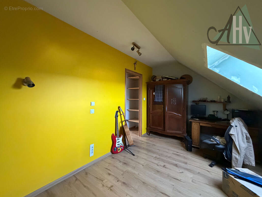 Maison  sur sous-sol total - 134 m2 - 6 pièces - jardin et garage à Saint-Brice. - photo 15