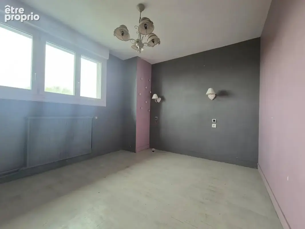 CONGRIER centre bourg maison de 129 m2 - quatre chambres double garage et dépendances sur un  terrain de 700 m2 clos de mûrs - photo 8