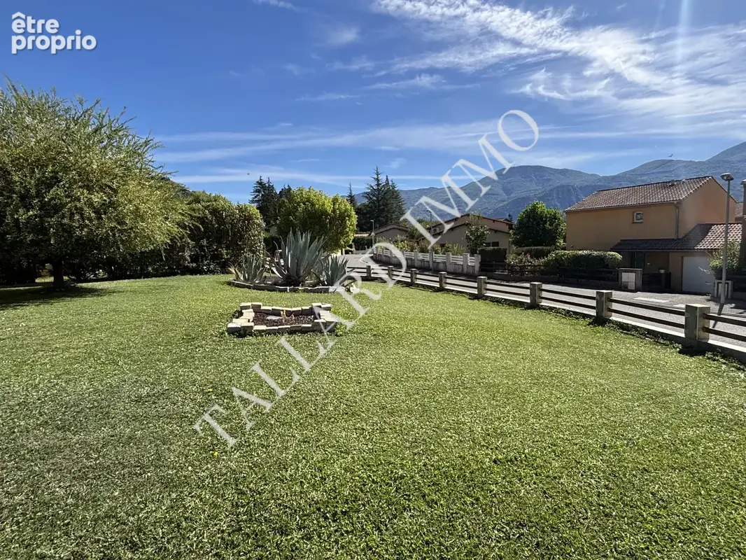 La Saulce, villa de plain-pied, T 4 + garage sur terrain 781 m2. - photo 4