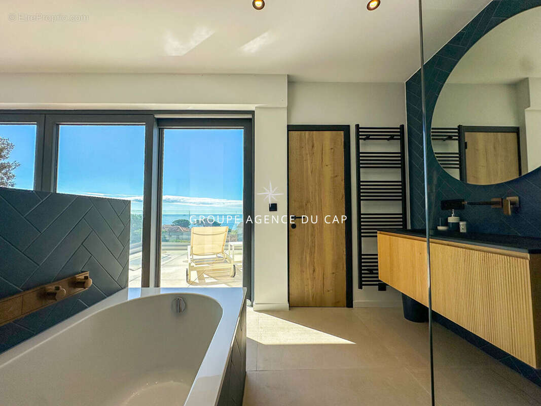 Villa de 260m2 avec vue mer piscine jacuzzi,a 300 mètres des plages des issambres - photo 15