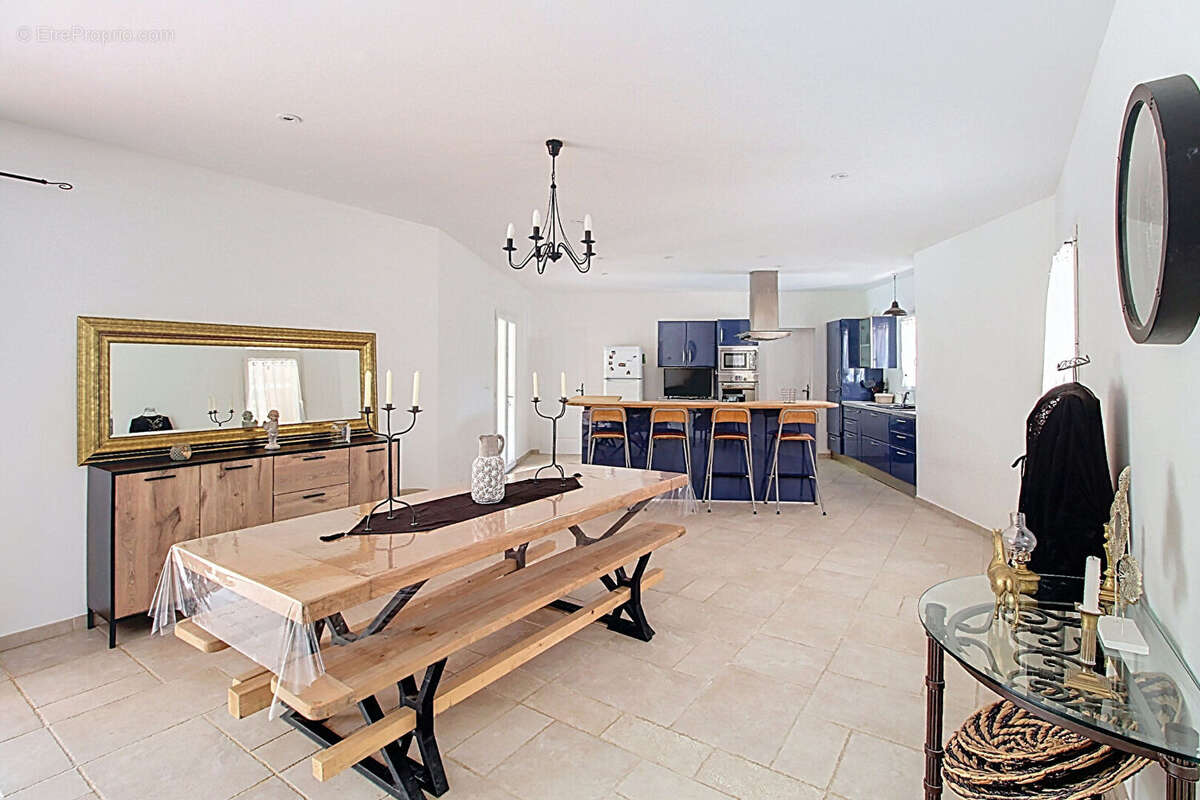 A VENDRE DRAGUIGNAN- Maison spacieuse avec PISCINE et terrain clos et arboré de 4000m² - Un véritable coup de coeur ! - photo 4