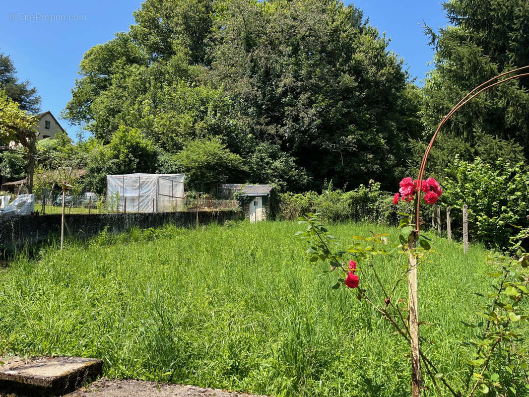 Coussac Bonneval Proche commerces, maison 5 pièces à rénover, garage et jardin. - photo 3