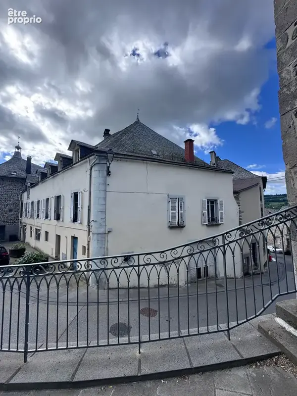 Immeuble de plus de 450 m2 à rénover Centre historique de Murat - photo 3