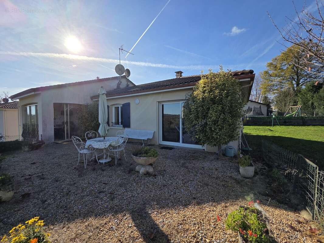 Maison à SAINT-LEONARD-DE-NOBLAT