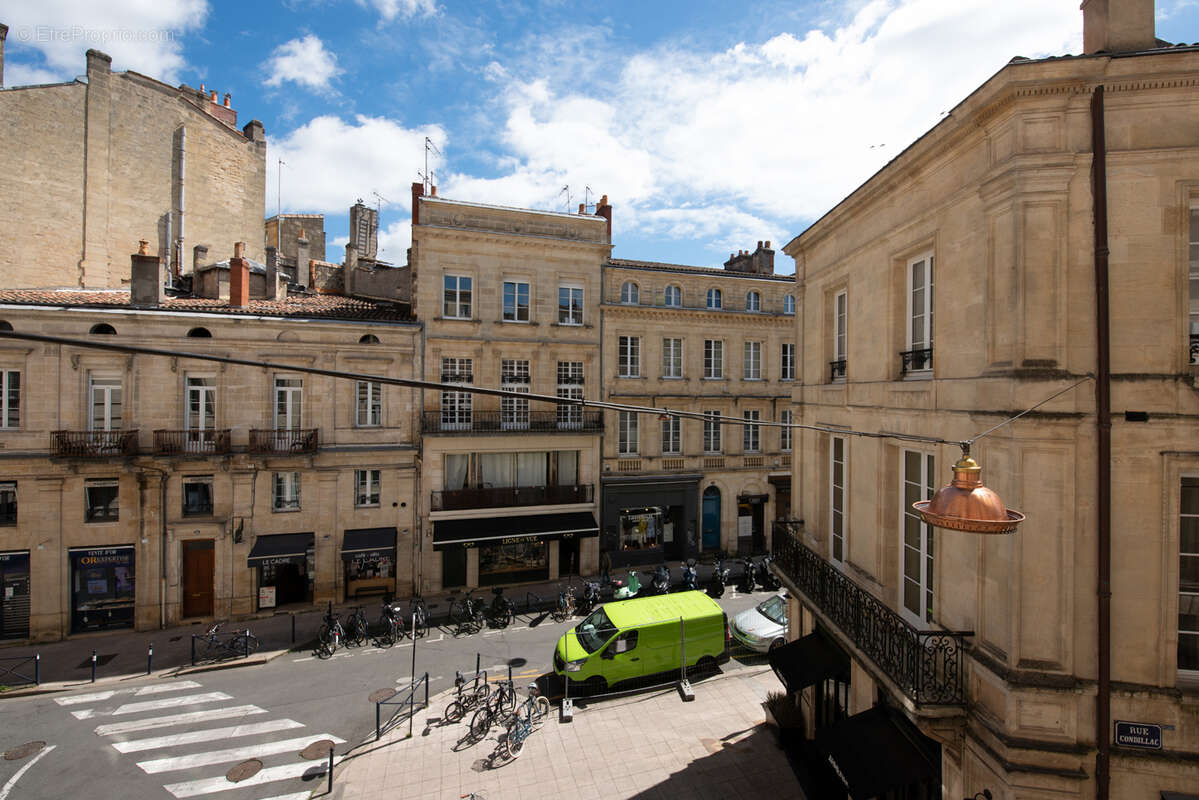 ARCHITECTURE BORDELAISE VALORISÉE -1800 -Appartement rénové avec balcons - photo 9