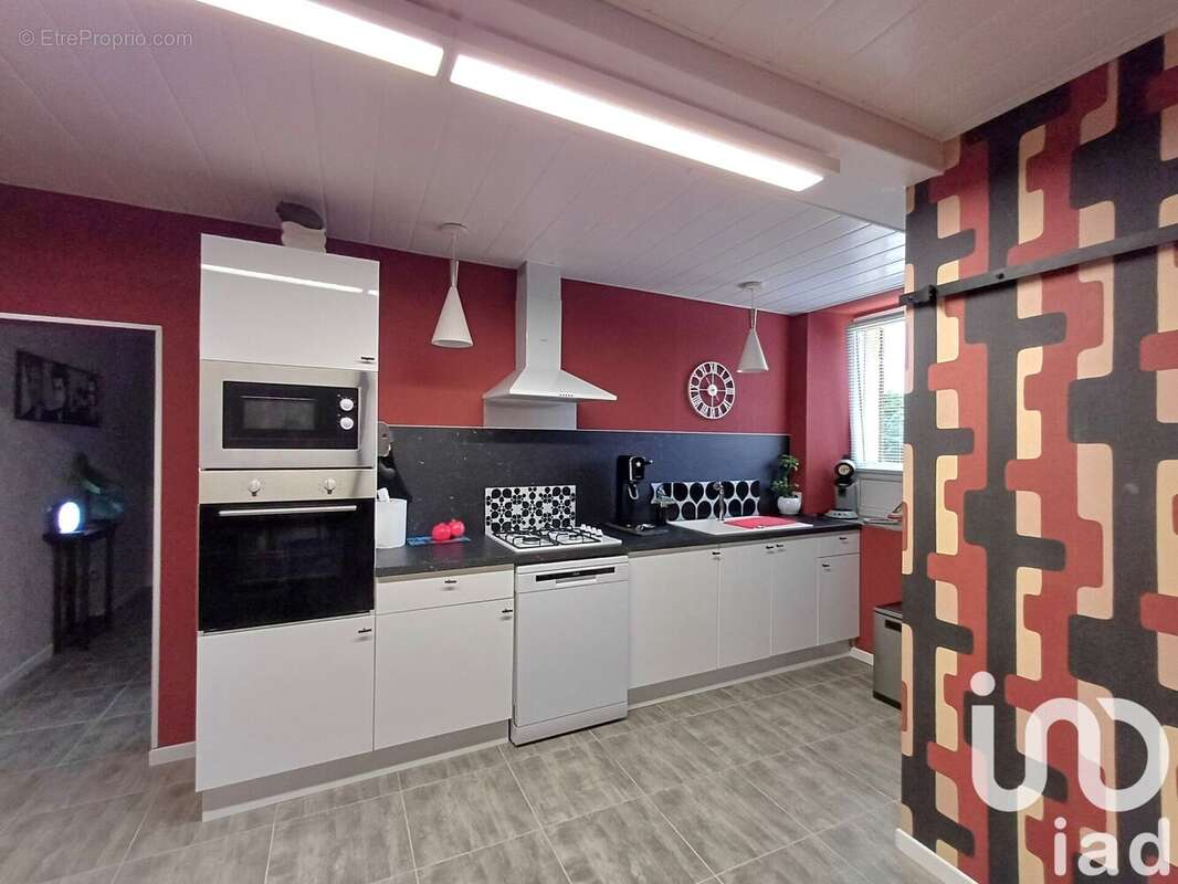Maison 100 m² à Saint-Maurice-Aux-Riches-Hommes  - photo 2