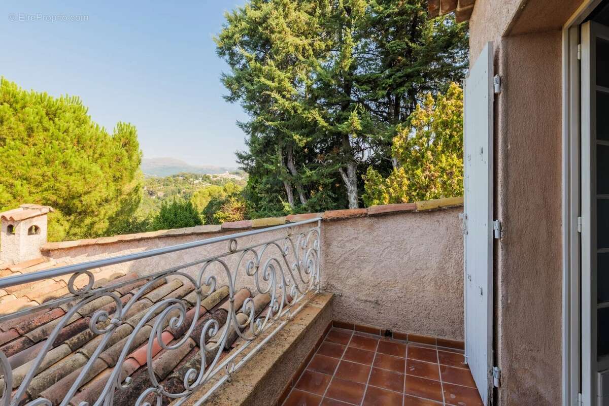 À vendre – Spacieuse villa familiale avec piscine à Saint-Paul de Vence - photo 17