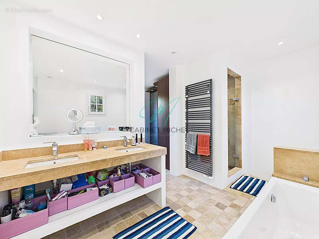 Maison à CHATEAUNEUF-GRASSE