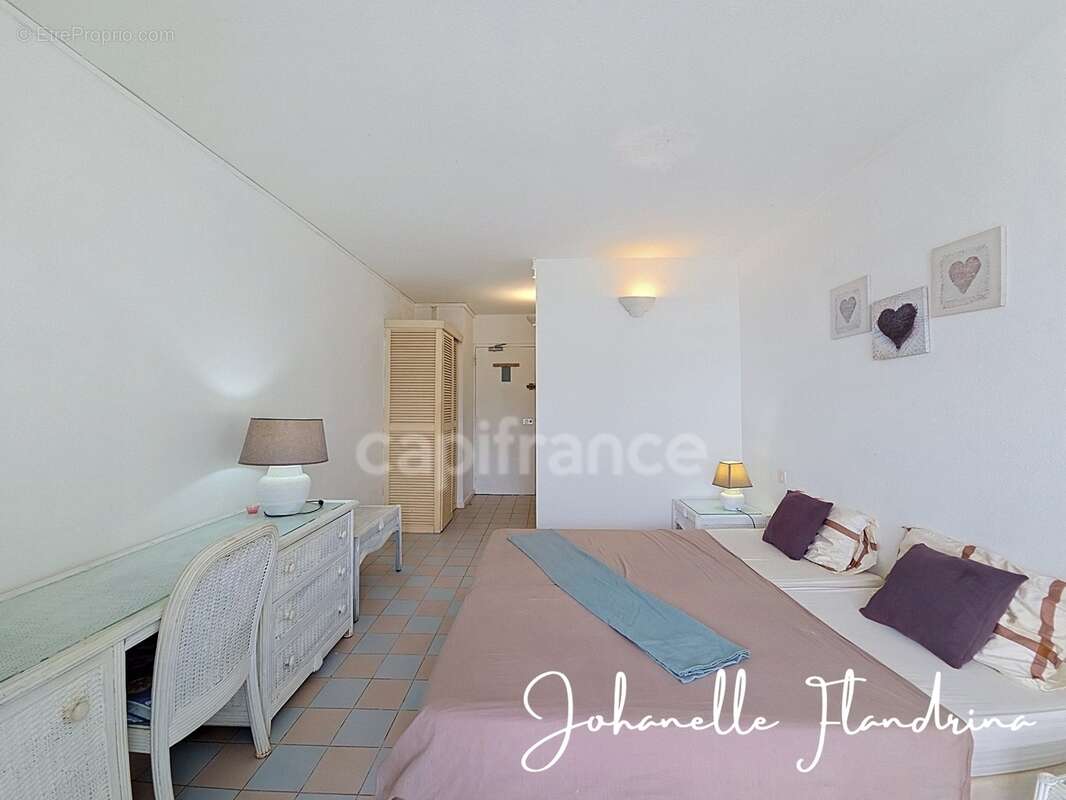 Saint-François - Studio avec terrasse à rénover, à deux pas de la Marina - photo 6
