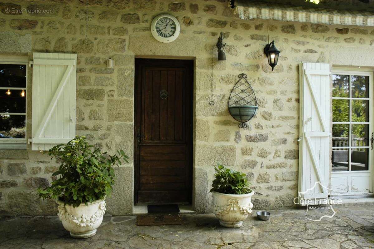 Maison à LA ROCHE-CANILLAC