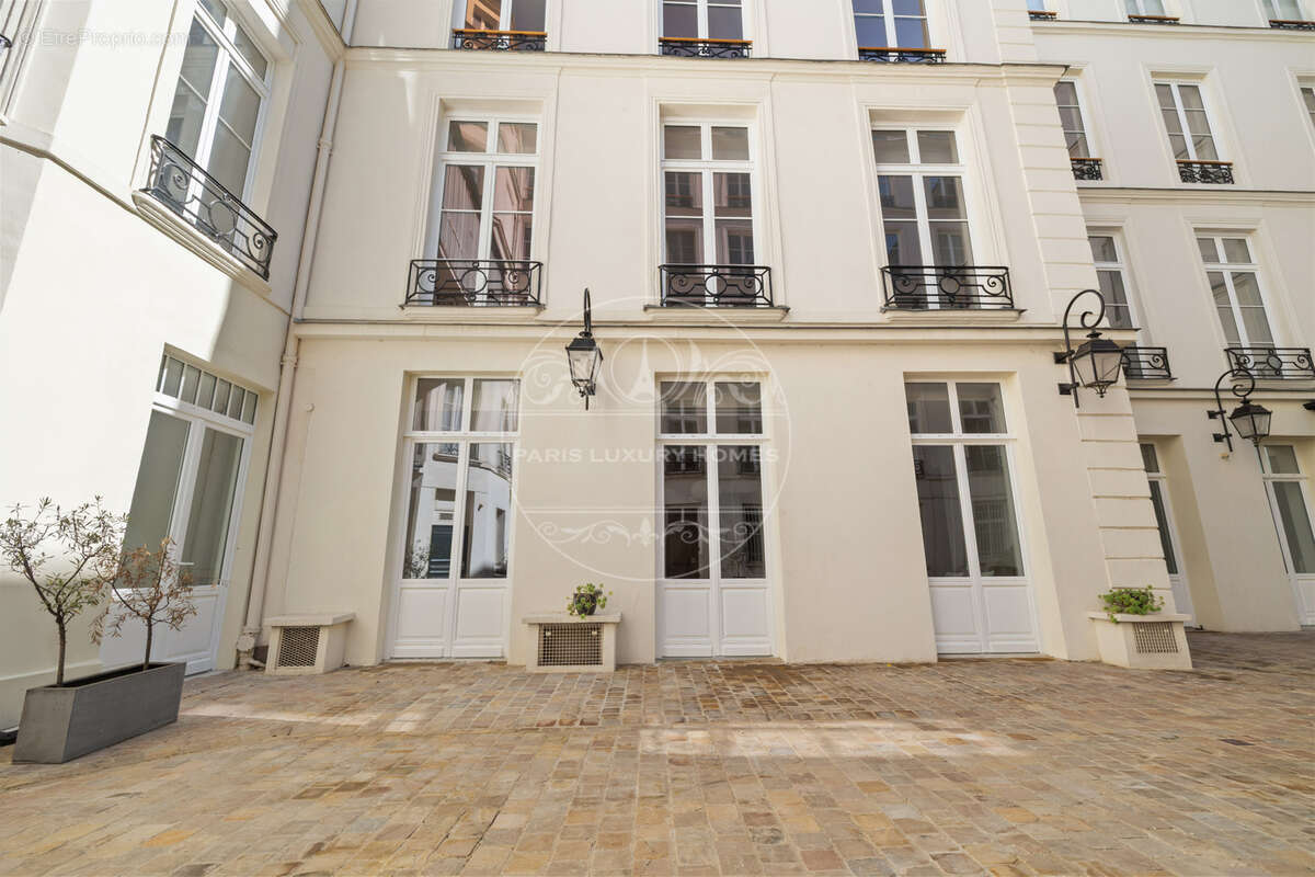 Superbe loft avec verrière à Paris 1er ! - photo 13