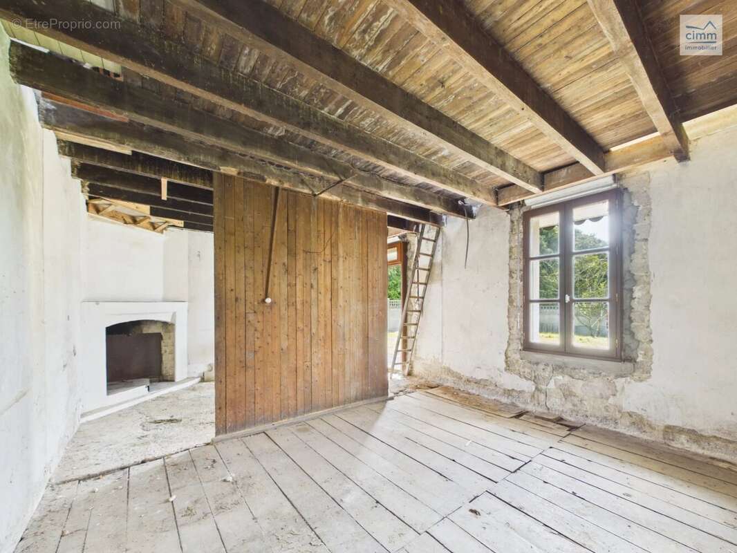 Batisse à rénover sur un terrain de 700 m² totalement constructible - photo 3