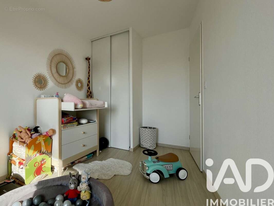 Appartement 60 m² à Cenon  - photo 9
