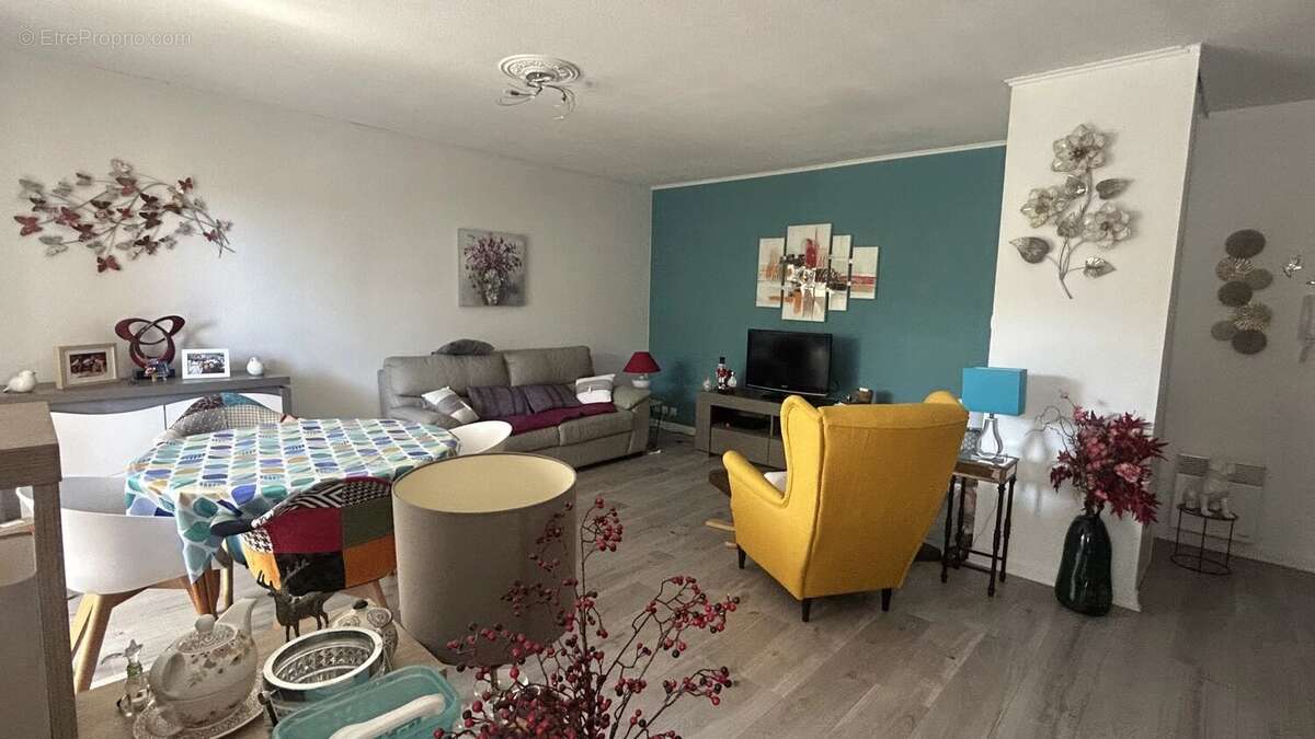Appartement à LA ROQUE-D'ANTHERON