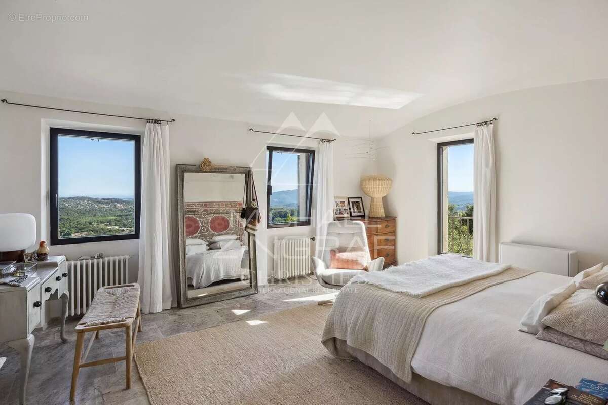 Maison à CHATEAUNEUF-GRASSE