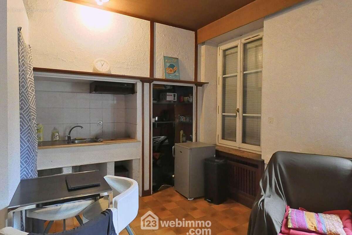 Au rez de chaussée un studio de 28 m² profitant d'une grande pièce de vie avec un espace cuisine/repas ... - Appartement à UGINE