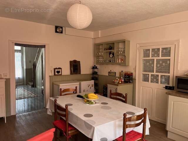 Appartement à LES SALLES-LAVAUGUYON
