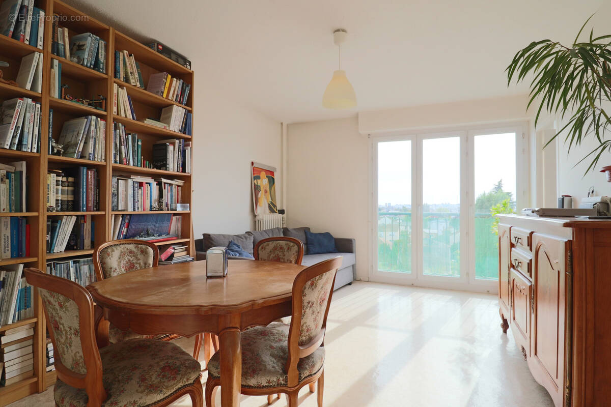 Appartement à LES PAVILLONS-SOUS-BOIS