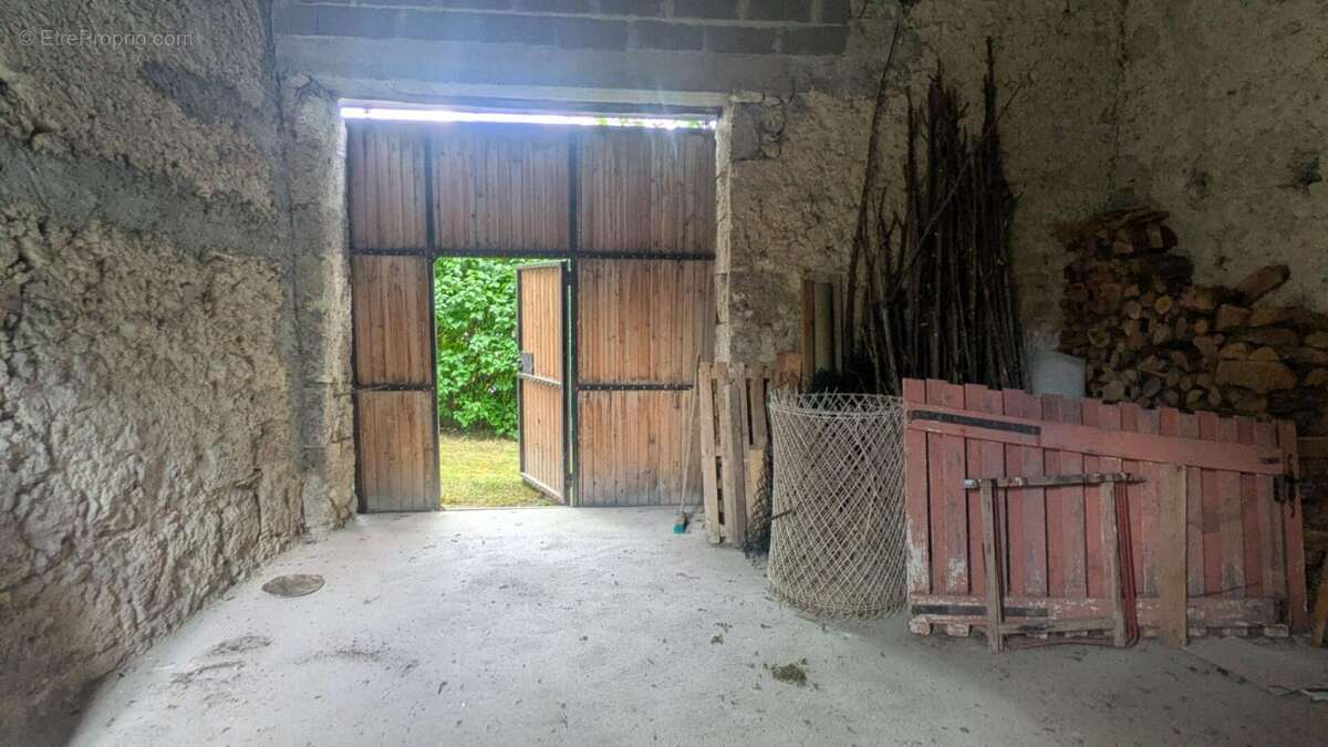 Sur Montaigu le blin, longère et dépendances - photo 8