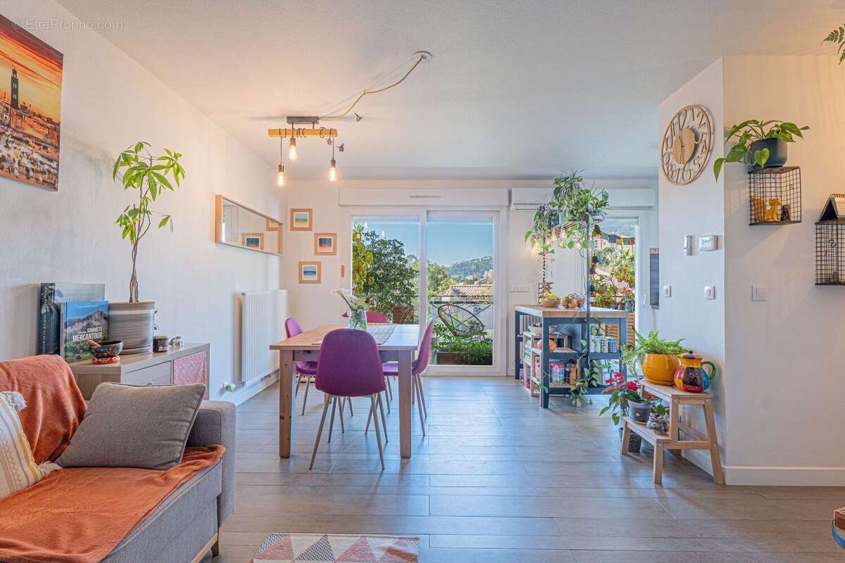 Appartement à CARROS