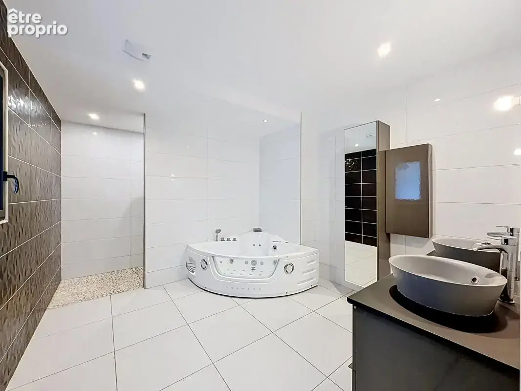 Maison 165 m² à Villieu-Loyes-Mollon  - photo 13